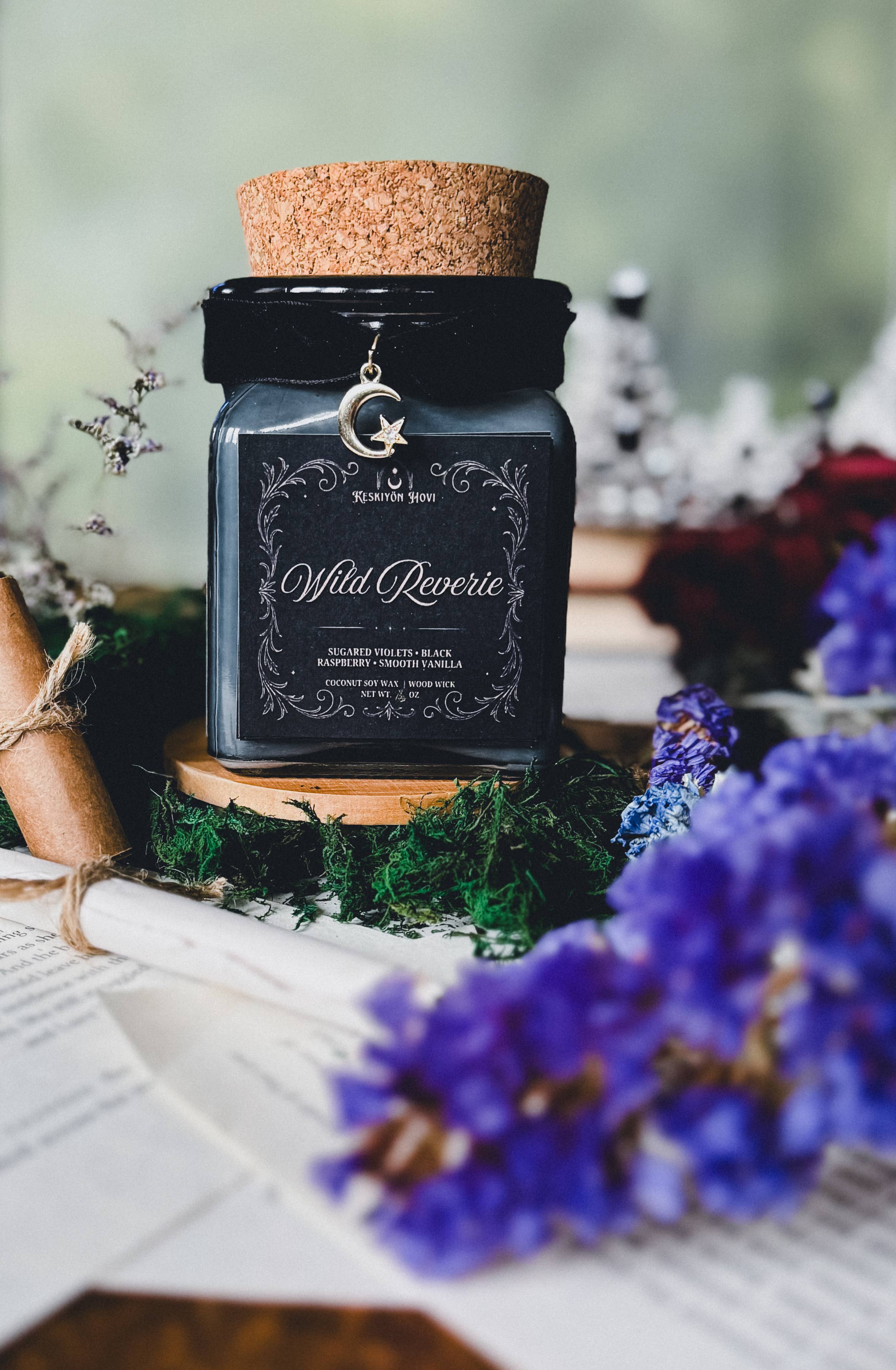 Keskiyön Hovi - The Midnight Court - Wholesale Jar/filled candle - Wild Reverie Literary Candle With Charm- Sugared Violets1