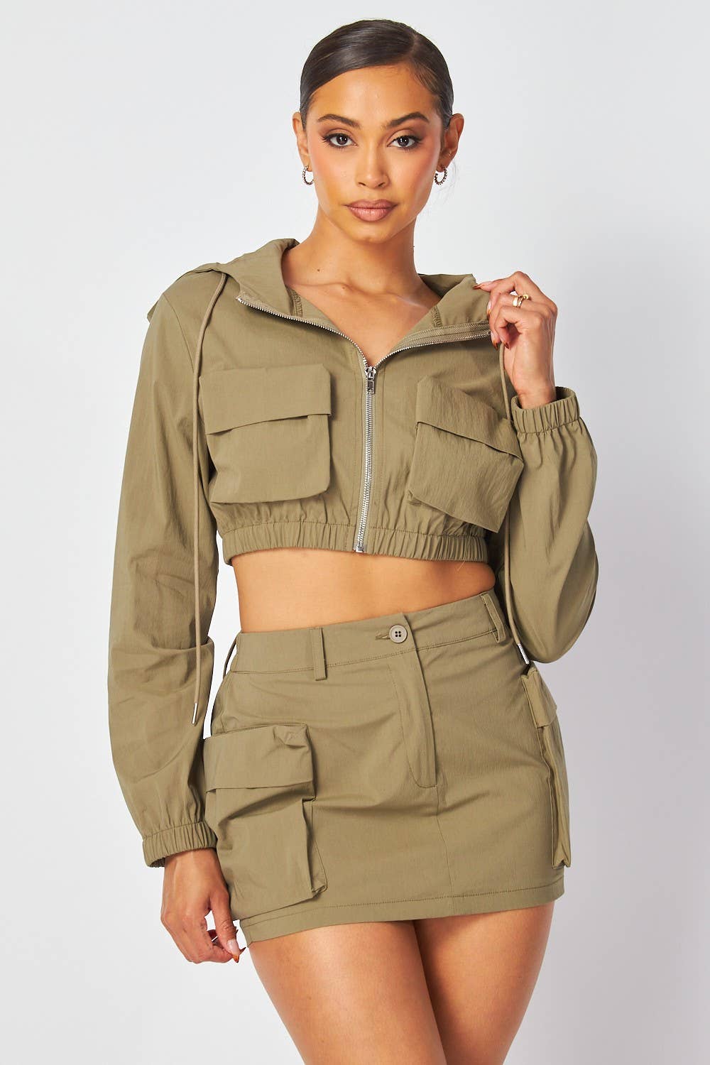 Hot & Delicious – Engroshandel Top- og nederdelsæt - Dame – Elena Hoodie Crop Jacket & Cargo Mini Nederdelsæt (HGC10247)12