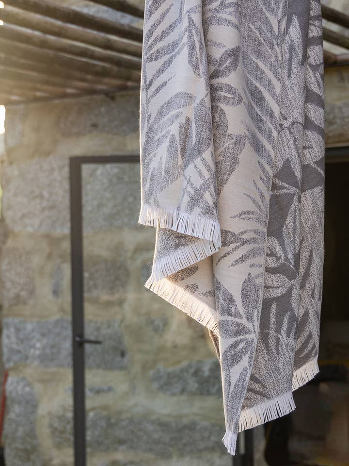 Luksuriøst italiensk uldtæppe FLORAL med blomsterprint, dobbeltsidet i mørkegrå nuancer for engroshandel hos SOWL