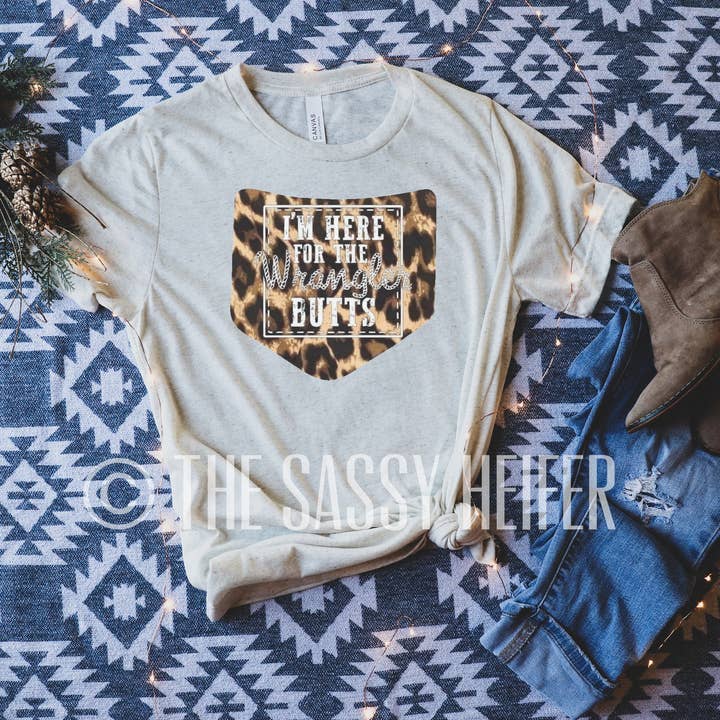 T-shirt graphique léopard I'm Here For The Wrangler Butts pour la vente par The Sassy Heifer