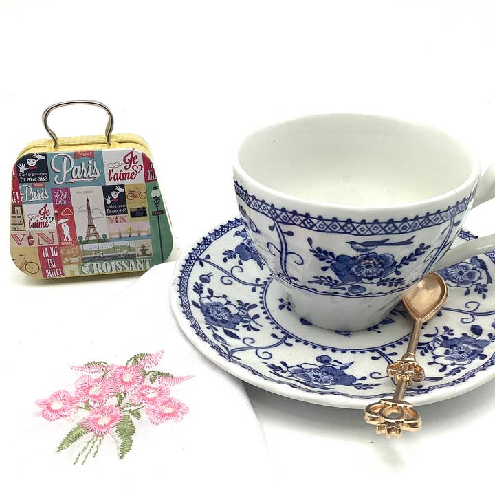 Boîte de canettes de sachets de thé Thé à Paris Luggage Thé noir et Roses pour la vente par All Little Cute Things