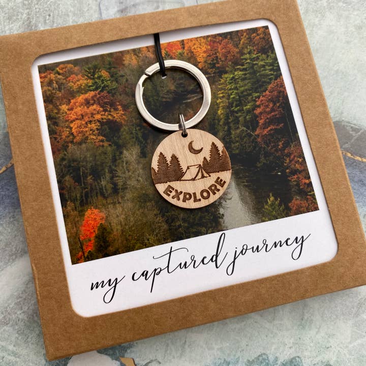 My Captured Journey - Vente Porte-clés – unisexe - Maple Hardwood Explore Porte-clés