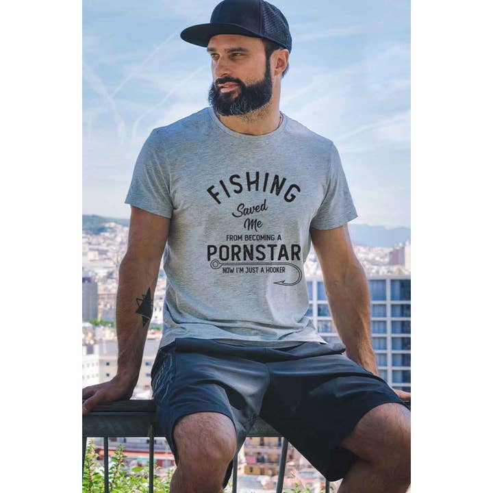 T-SHIRT GRAPHIQUE POUR HOMME AVEC PORNSTAR DE PÊCHE pour la vente par HUENIQ