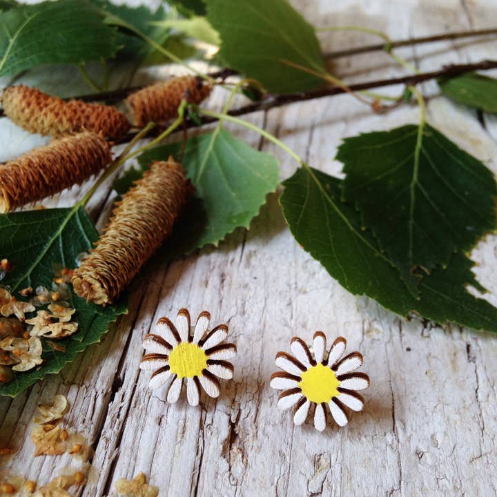 Houten madeliefjes oorbellen voor wholesale door Daffodil