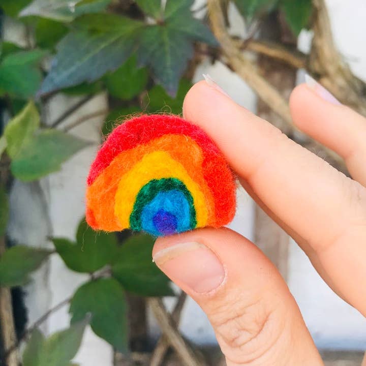 broche arcoíris de fieltro para venta al por mayor de Lucy Antwis