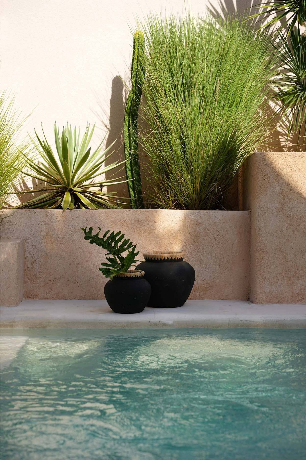 Bazar Bizar Living – Großhandel Vasen – The Styly Vase - Schwarz Natur - L3