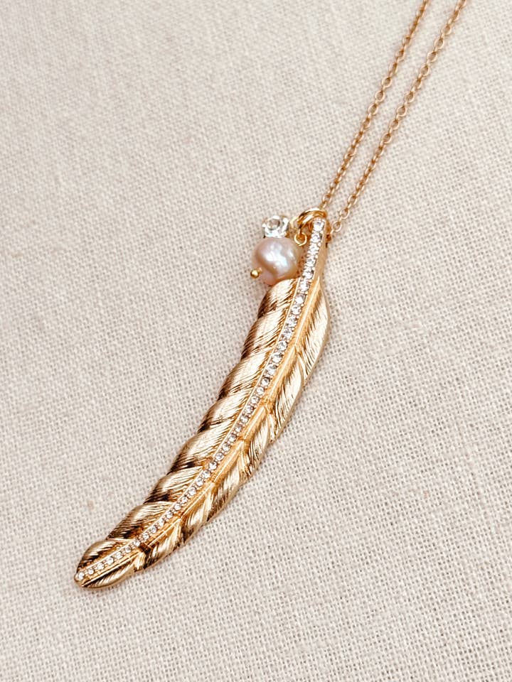 Colar com Pendente de Pena de Pérola Dourada por atacado de Gracie Rose Designs