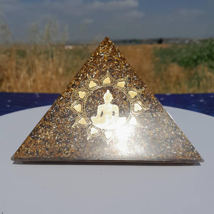 Pyramide Orgonite Bouddha avec Fleur de Lotus Marron - Base 140 mm pour la vente par Mundo Orgon