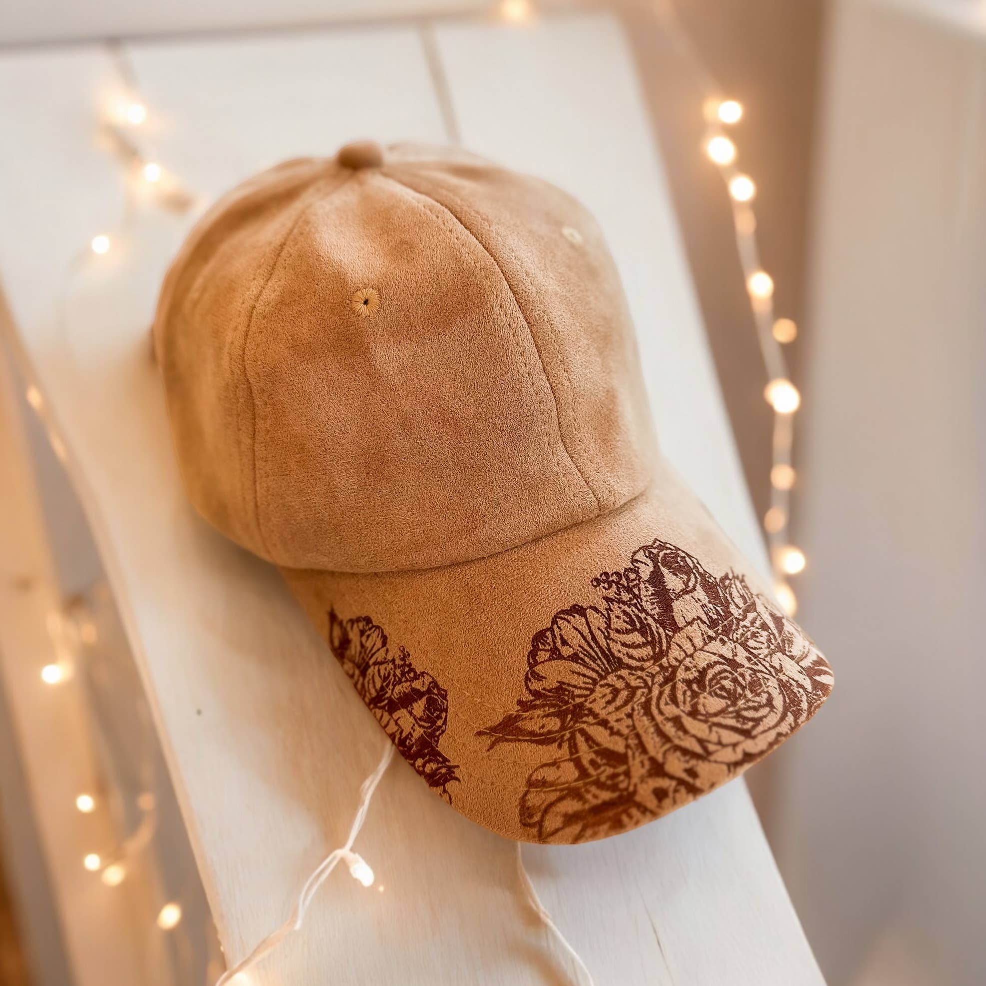 Wild Indigo - Vendita all'ingrosso Cappellino da baseball - Donna - Cappellino da baseball in camoscio effetto bruciato con motivo rose1