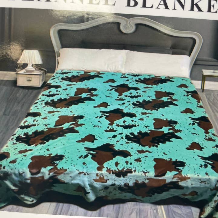 Broads Market - Wholesale Bedding Blanket - Twin Turquoise Cow Super Plush Blanket