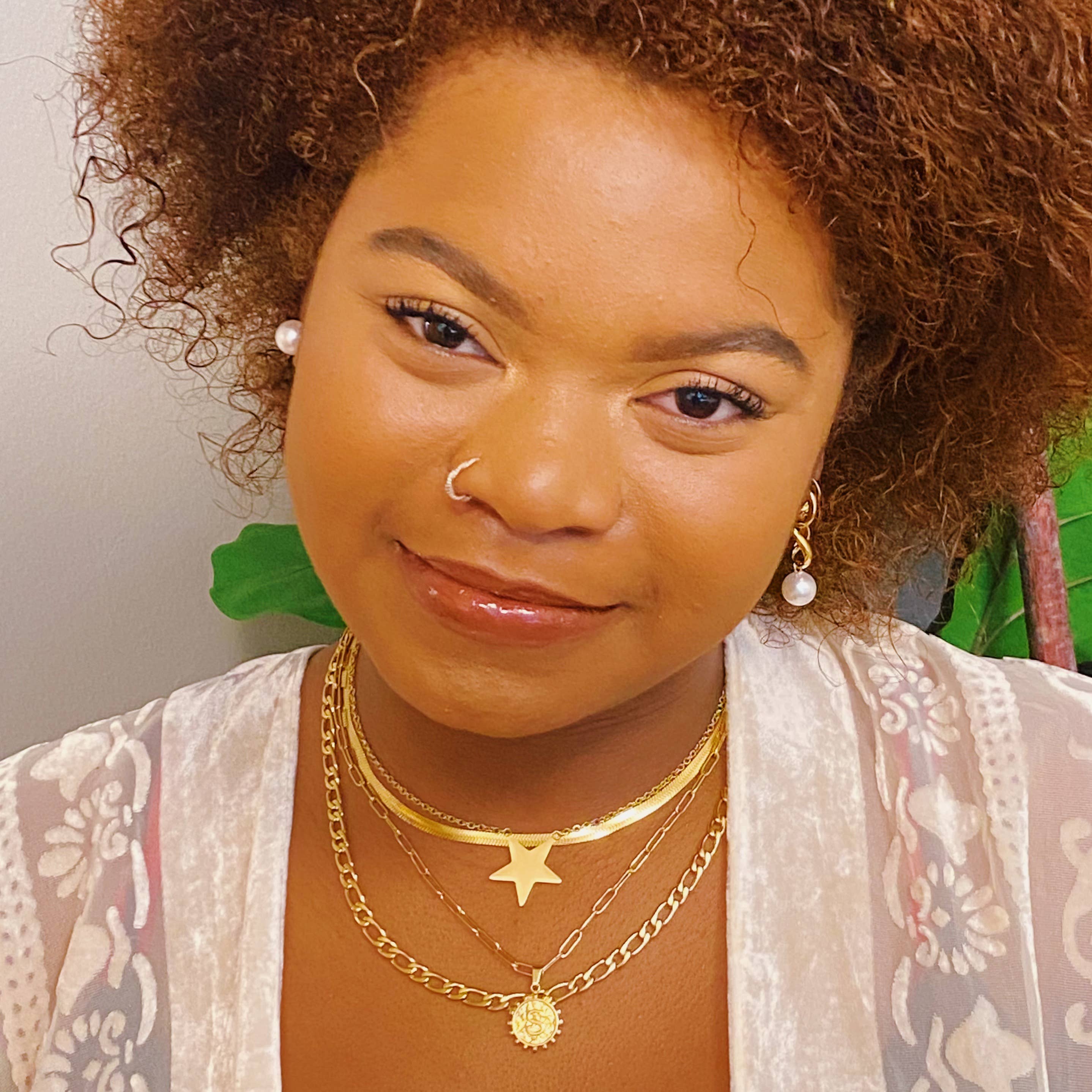 Ellison+Young - Vendita all'ingrosso Collana con ciondolo/pendaglio - Collana doppia con ciondolo iniziale a catena spiga e catena a maglie4