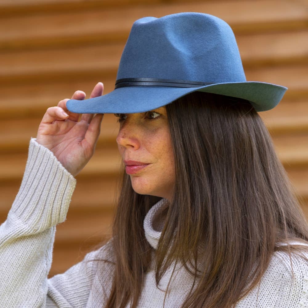 TRAVAUX EN COURS... – Großhandel Fedora-Hut – Damen – Filzhut mit Lederband und rohem Rand30