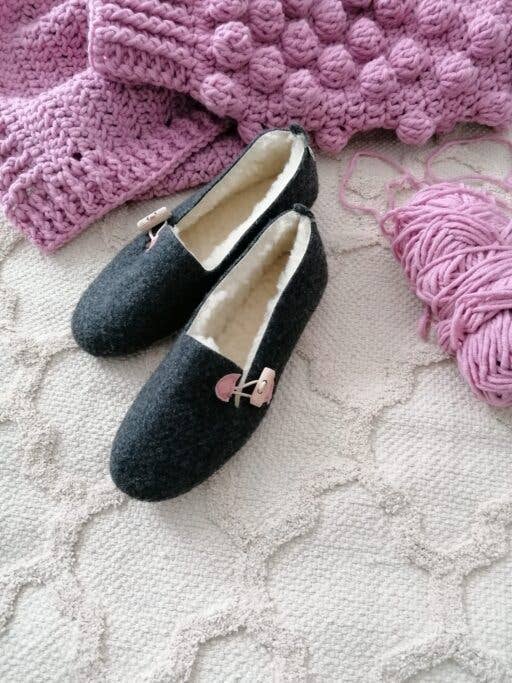 HomieeStudio - Wholesale Slippers - Women's - Graphite Felt Ballerina Slippers with Pink Details3