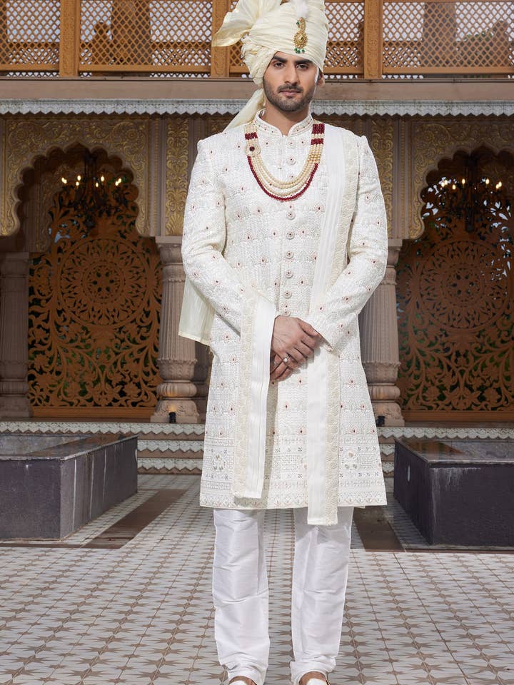 Kurta long traditionnel indo-occidental en soie d'art crème avec pantalon et dupatta pour homme pour mariage - Broderie pour la vente par HATKE BRIDE