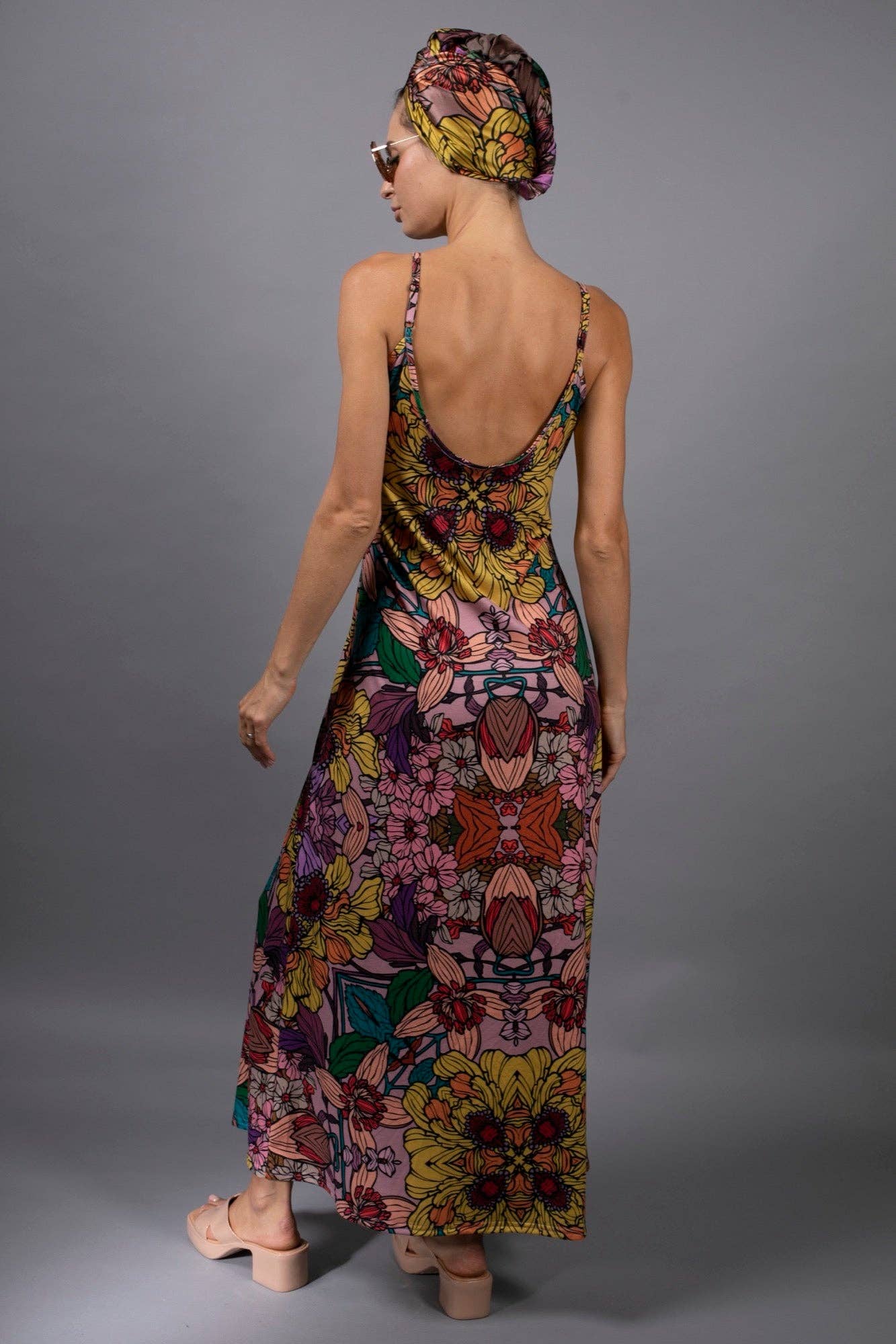 Nuvula – Großhandel Kleid – Damen – Maxikleid Golden Garden mit botanischen Illustrationen von Nuvula2