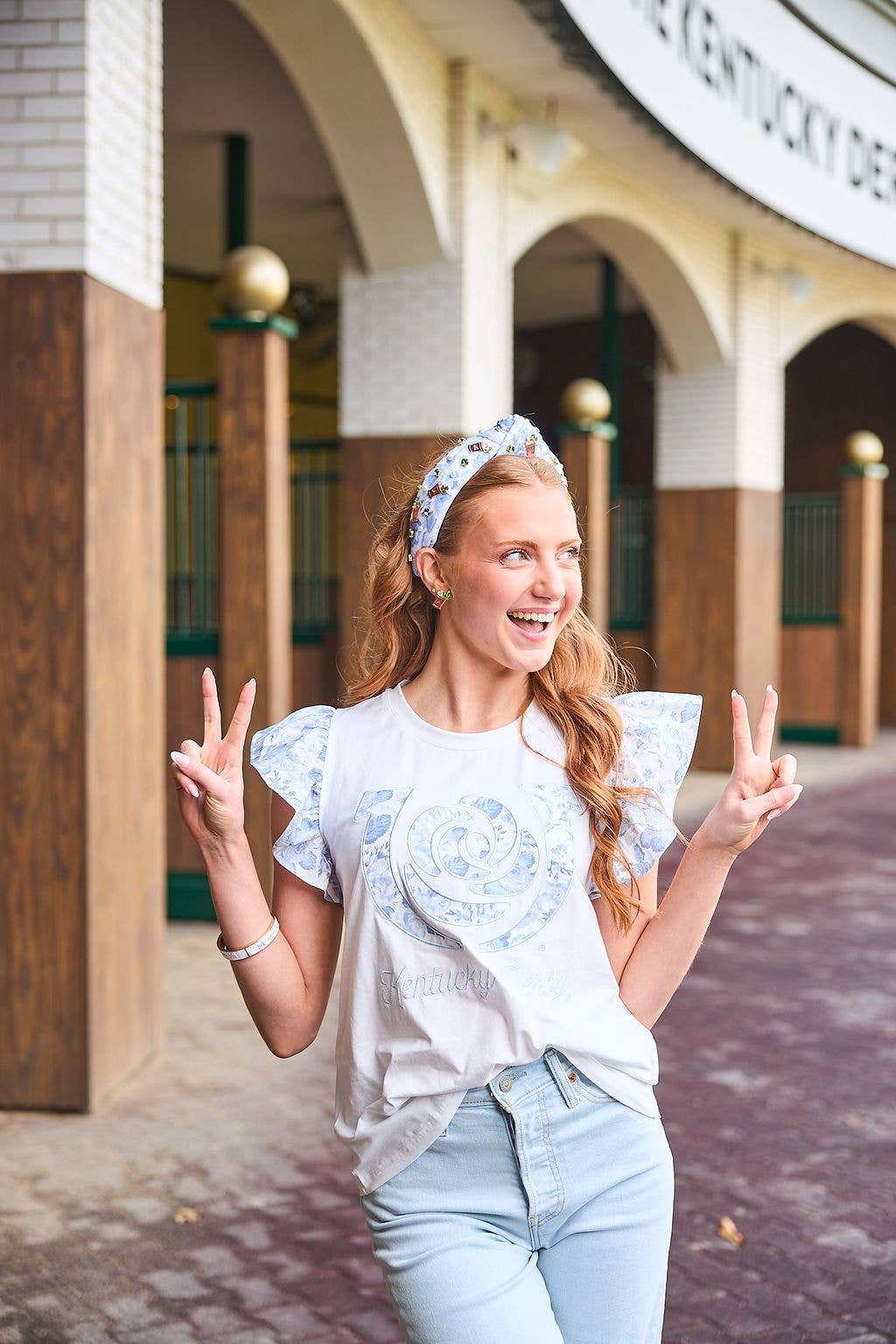 Brianna Cannon - Vente T-shirt sérigraphié – femme - Kentucky Derby® x LAURA ASHLEY T-shirt à volants bleu Quartet4