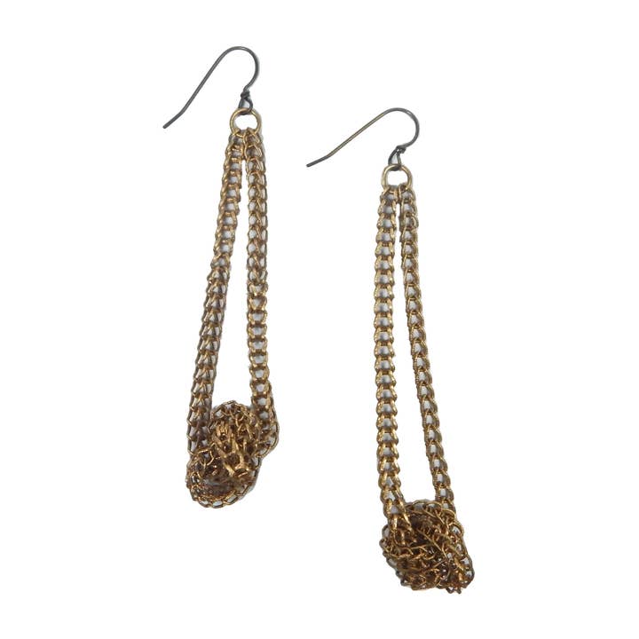 Boucle d'oreille nouée en chaîne romaine pour la vente par Sarah Cavender Metalworks