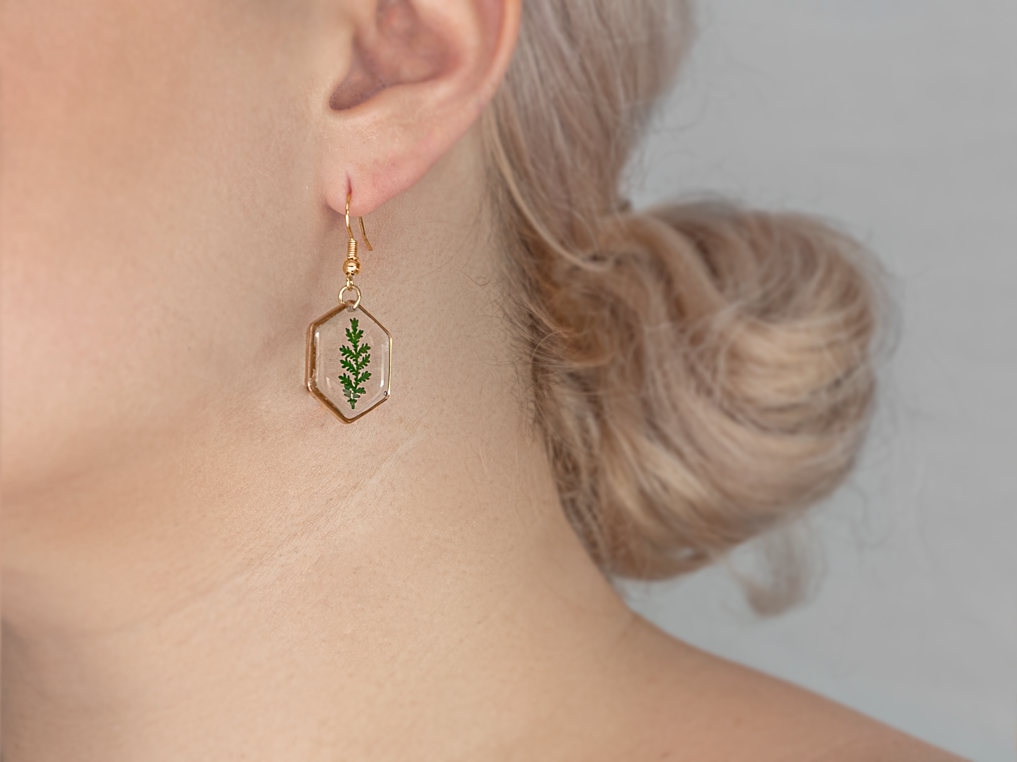Allie and Posie – wholesale Dangle earrings – Mia hexagon dangle earrings with real dried fern in resin5