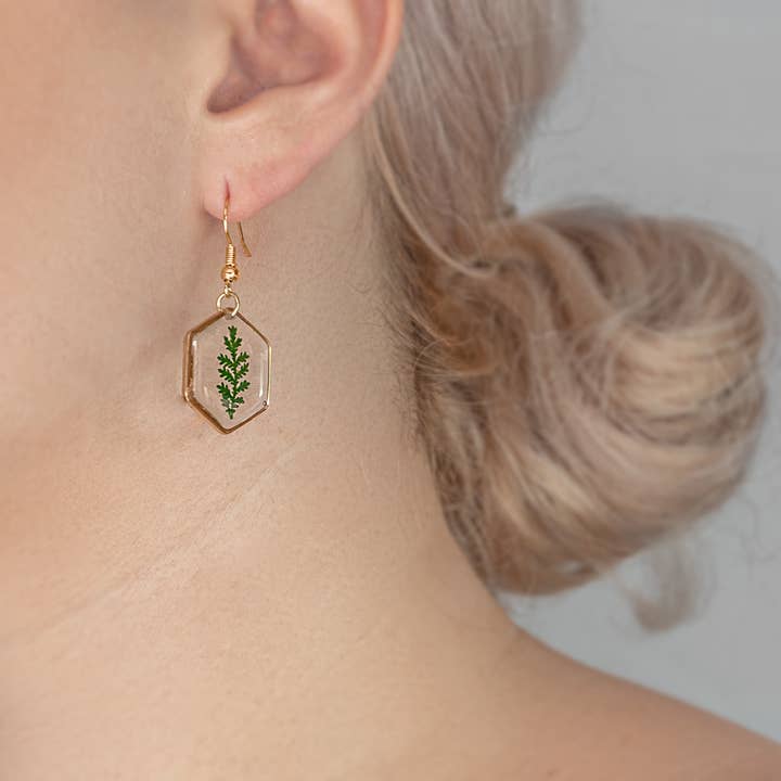 Allie and Posie – wholesale Dangle earrings – Mia hexagon dangle earrings with real dried fern in resin5