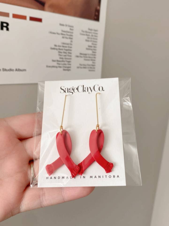 Pendientes tipo bufanda de Taylor Swift | Pendientes de arcilla polimérica hechos a mano para venta al por mayor de SageClayCo