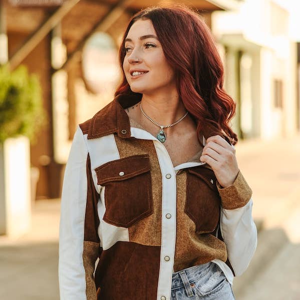 Skjorta i multifärgat lapptäcke av denim med pärlsnapp i västerländsk stil och andra Köp kastanjestaket wholesale. Gratis returer och 60 dagar netto på Faire som trendar på Faire.