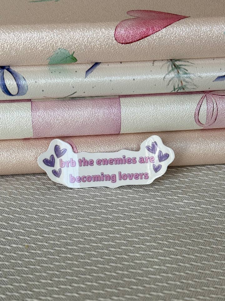 Ennemis à Amoureux * Autocollant pour la vente par Chapters TBR