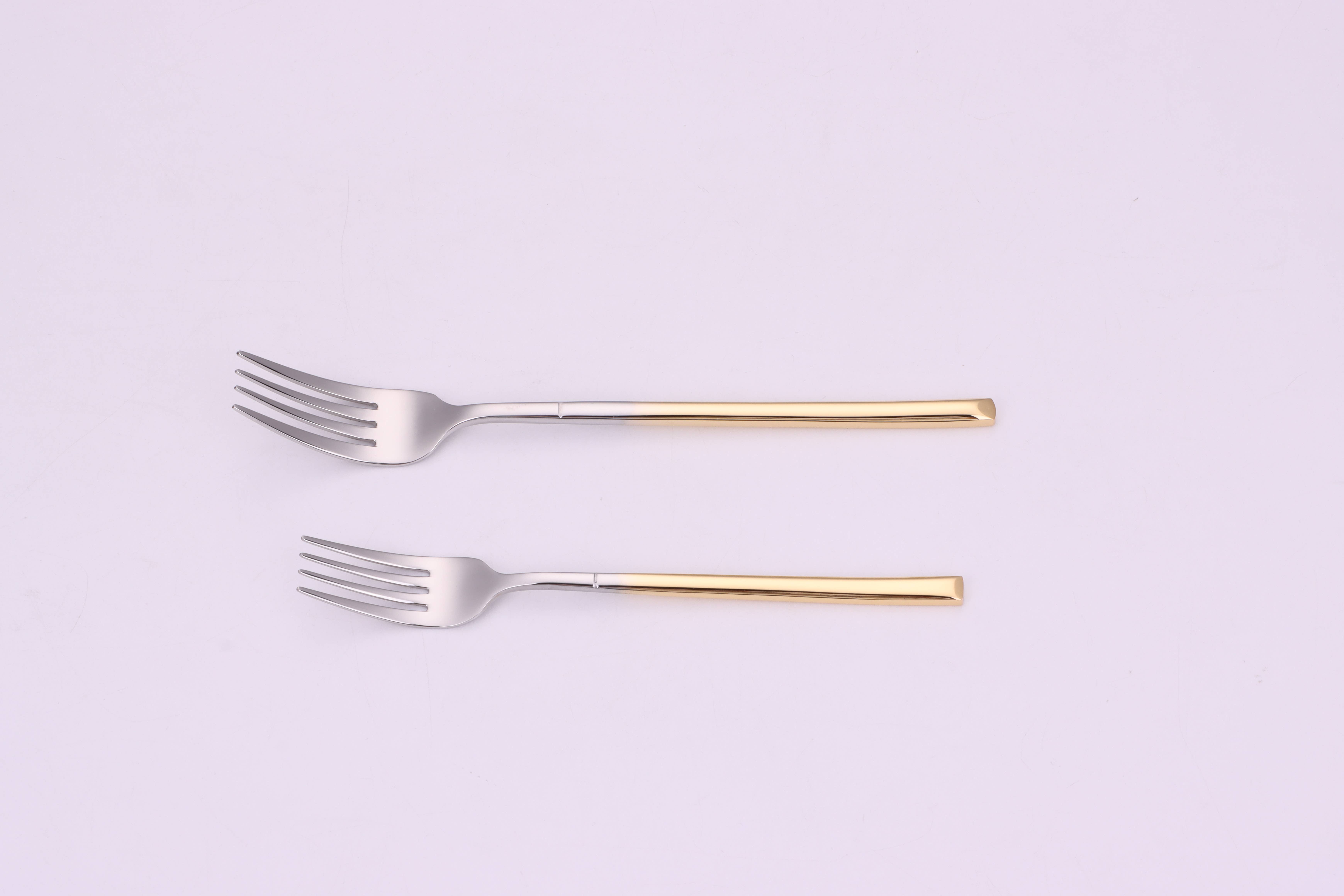 VIVIENCE - Wholesale Flatware Set - Simplicite 20 Pc Flatware with Gold Handles, Service for 45