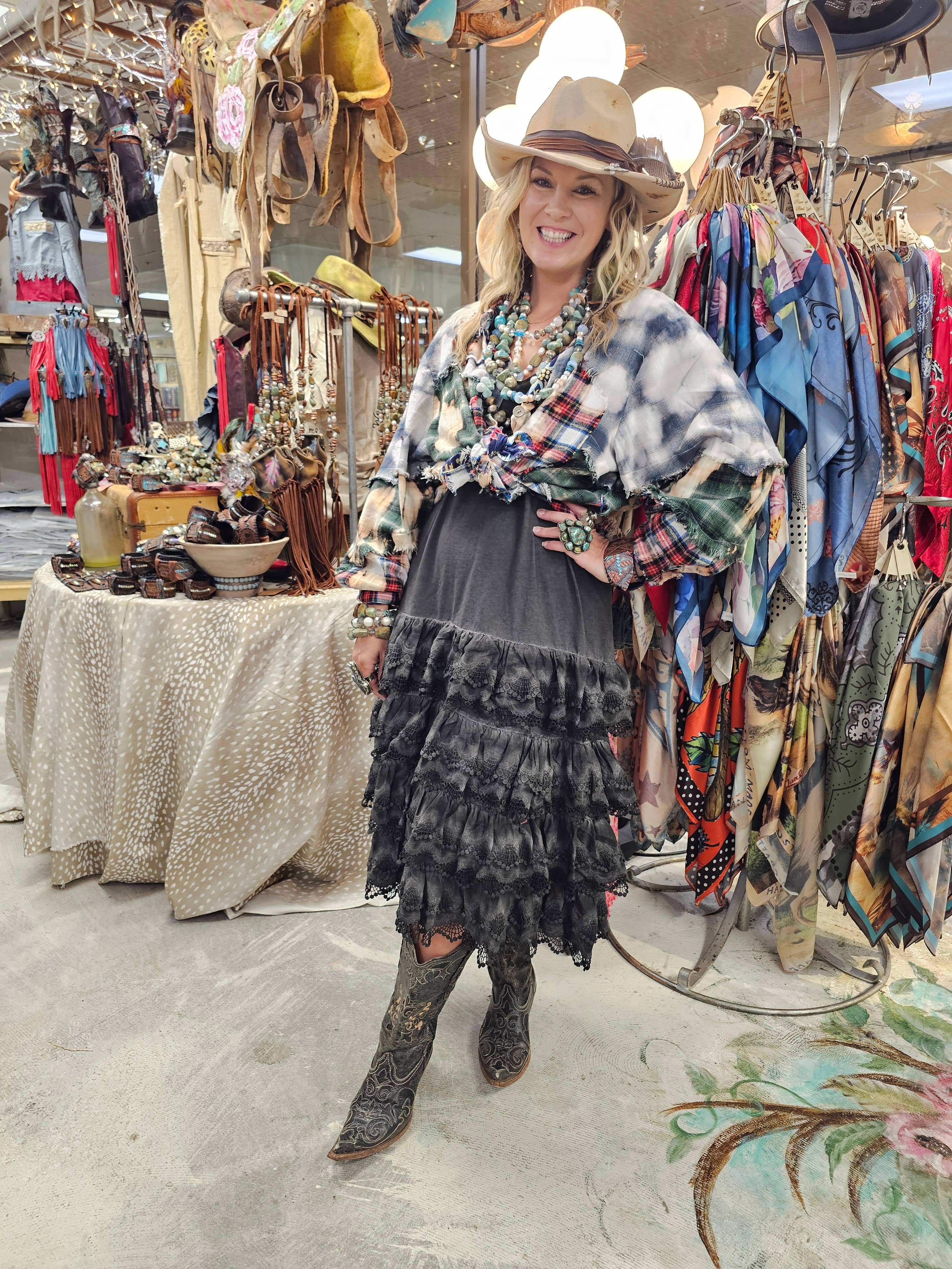 A Rare Bird Shop - Vente Robe – femme - Robe nuisette noire à volants et effet vieilli1