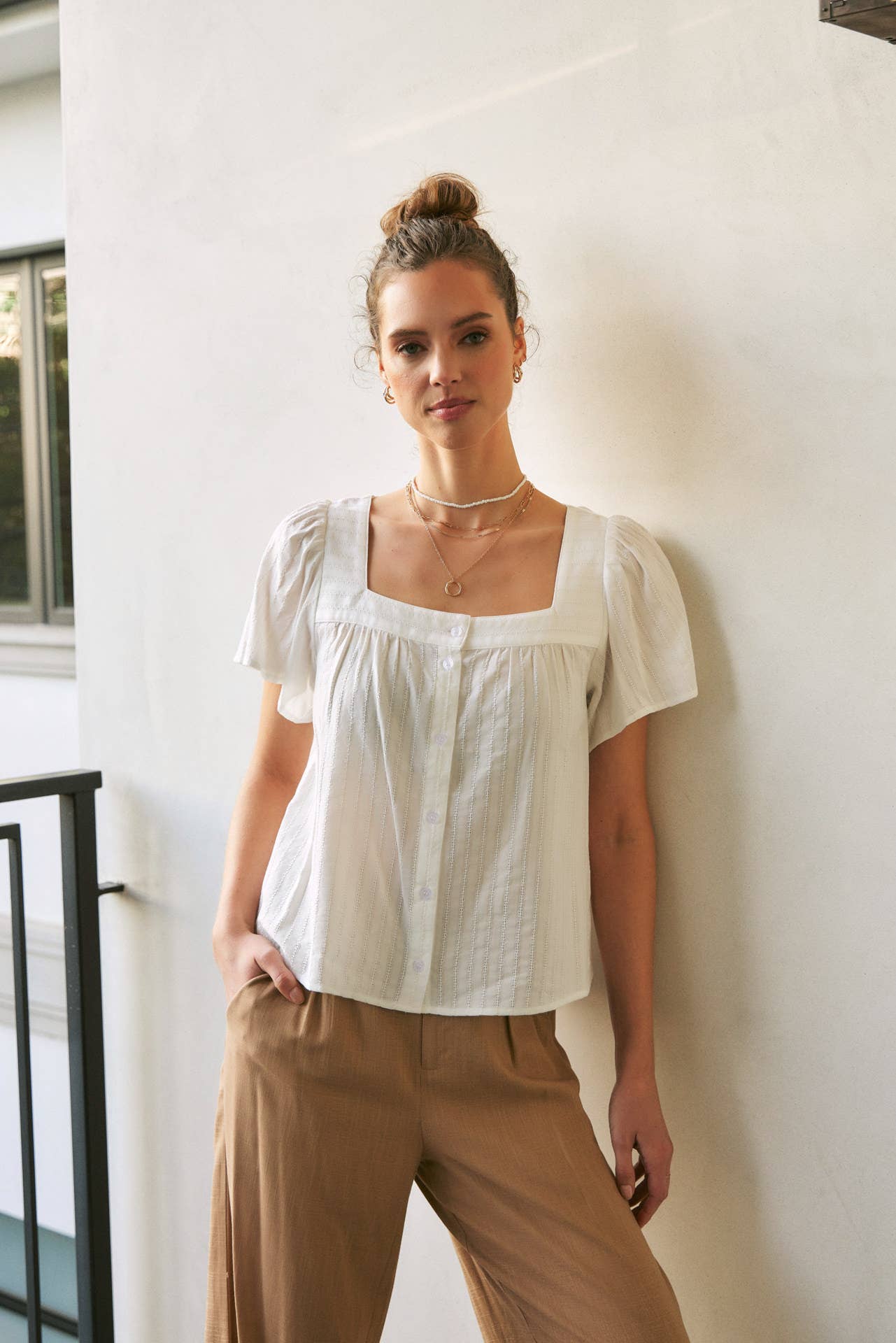 in february – Großhandel Bluse – Damen – BLUSE MIT STRUKTURIERTEM STOFF UND VIERKANT-AUSSCHNITT MIT KNOPFLEISTE17