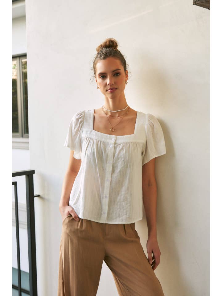 in february – Großhandel Bluse – Damen – BLUSE MIT STRUKTURIERTEM STOFF UND VIERKANT-AUSSCHNITT MIT KNOPFLEISTE17