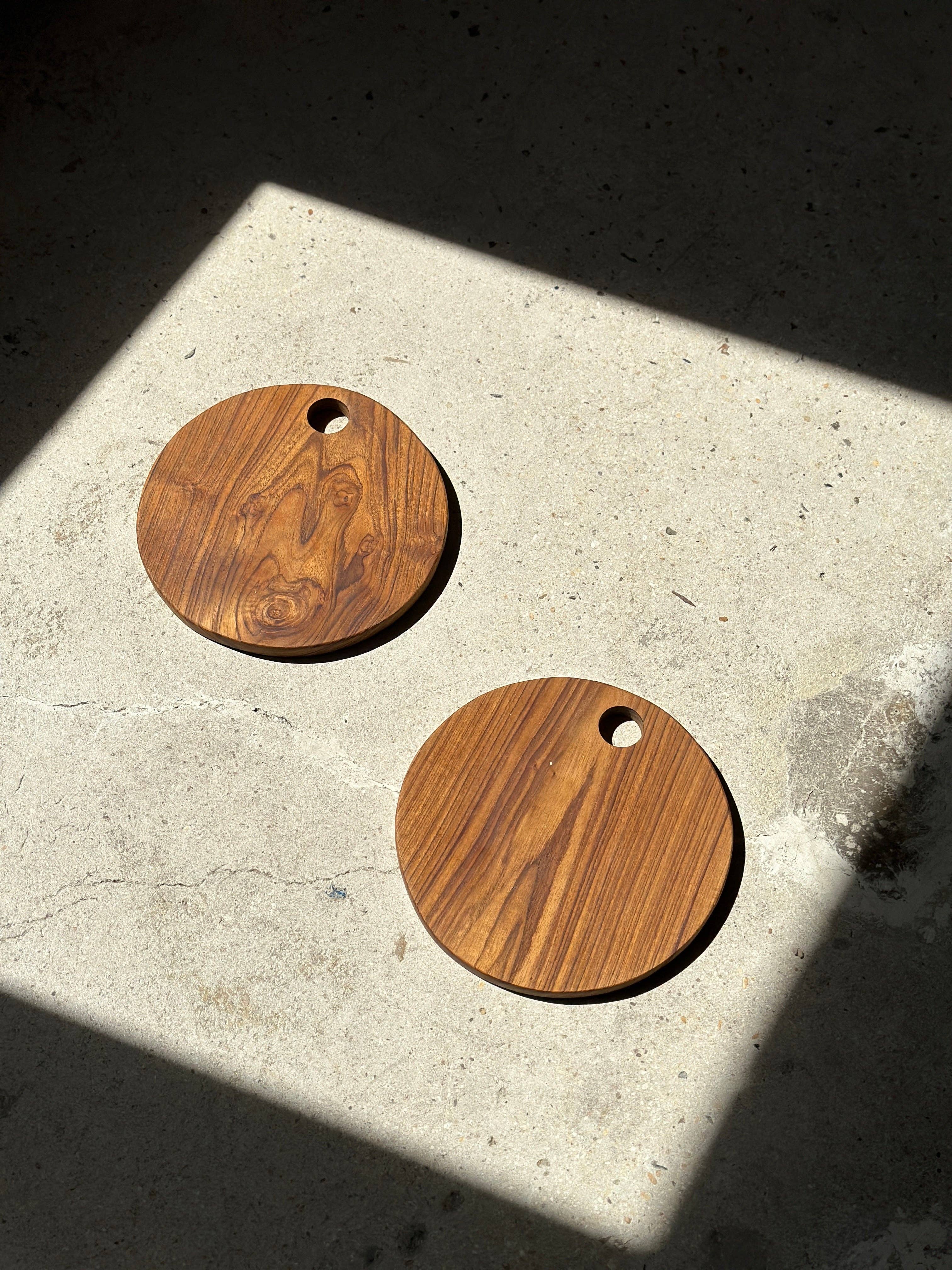 Office Objets – wholesale Skärbräda – Rund skärbräda i urholkad teak D:3010