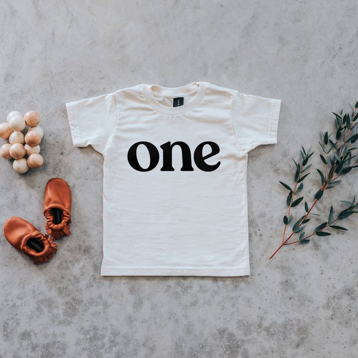 One Modern Birthday Tee • Camiseta unisex de algodón orgánico crema para venta al por mayor de Gladfolk