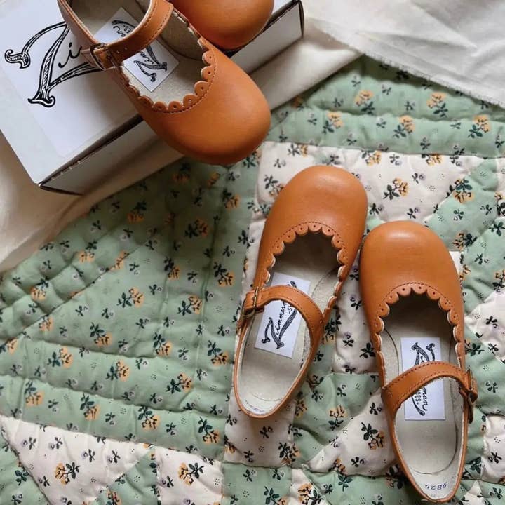 Geschulpte Mary Jane - Warm Brown voor wholesale door Zimmerman Shoes