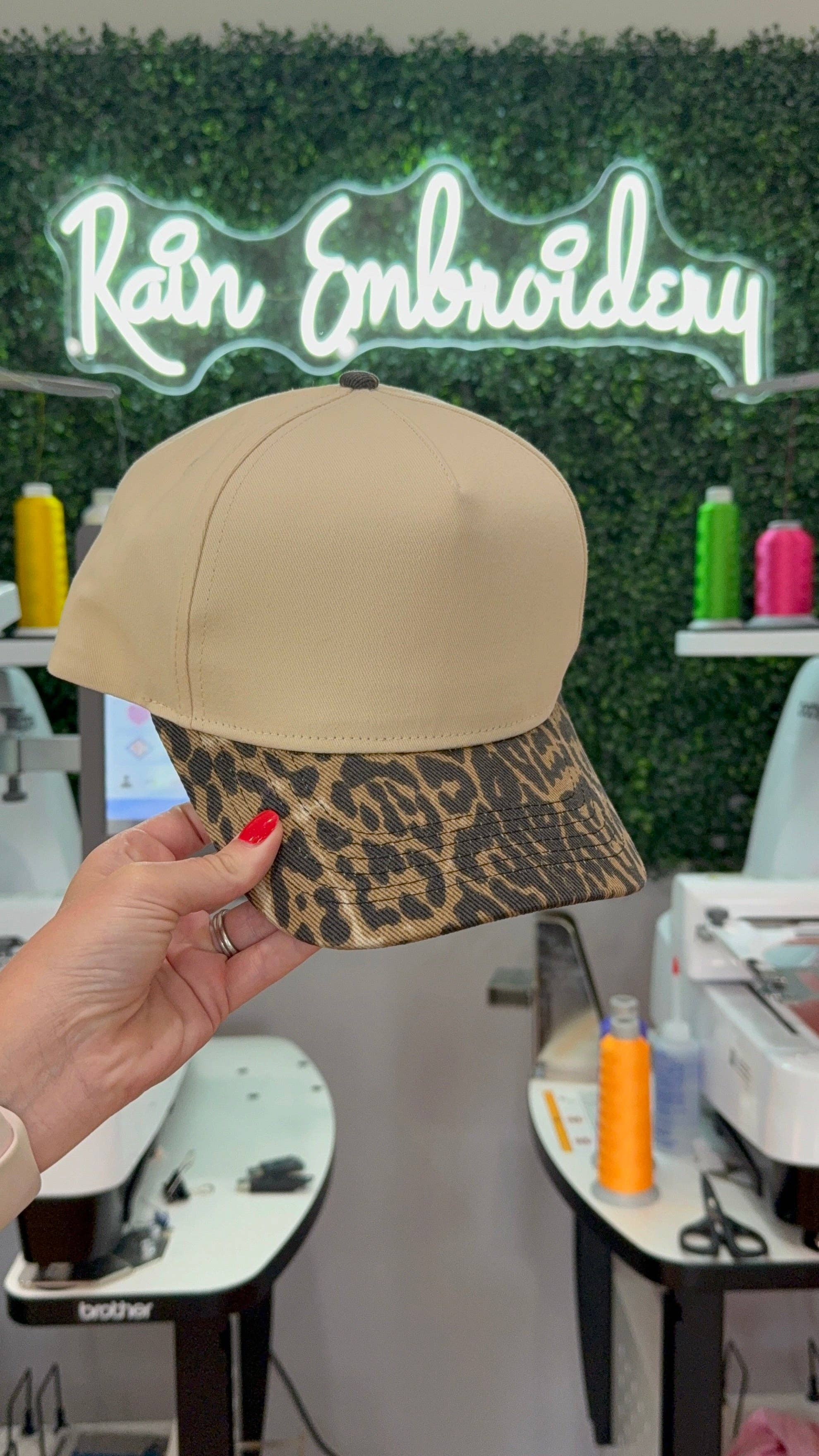 Rain Embroidery - Vente Casquette de camionneur – femme - Casquette de camionneur Leopard Bill (ton plus foncé)3