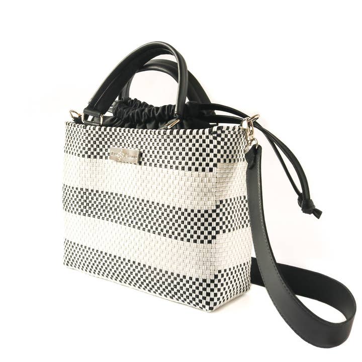 Tin Marin – Engroshandel Crossbodytaske - Dame – Lolo Medium Vævet Plastik Crossbody Taske med Snoretræk1