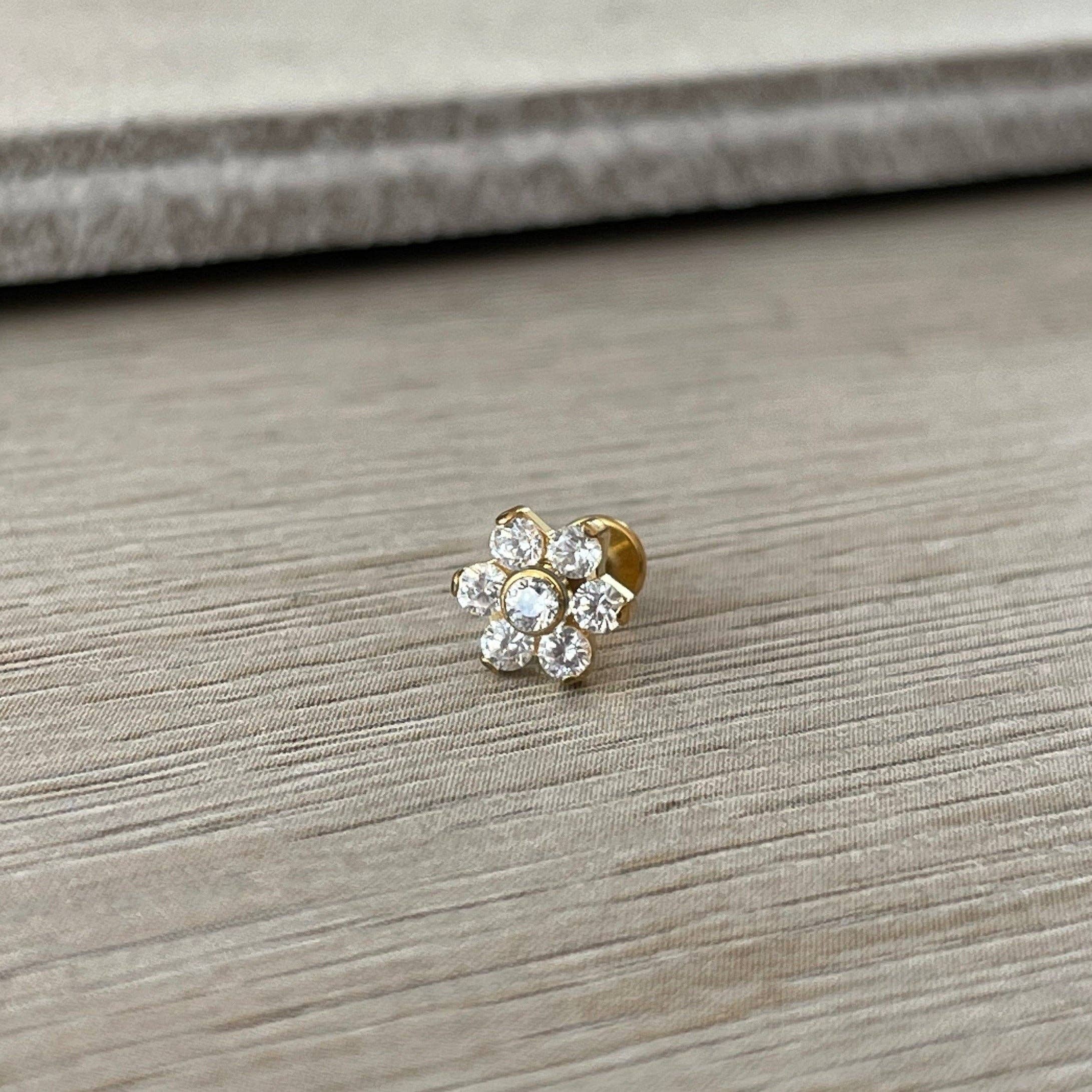 Elara Body Jewelry - Vente Clous d'oreille - Boucle d’oreille fleur à dos plat en CZ pour cartilage (16G, 6 mm ou 8 mm, acier chirurgical, or ou rose)4