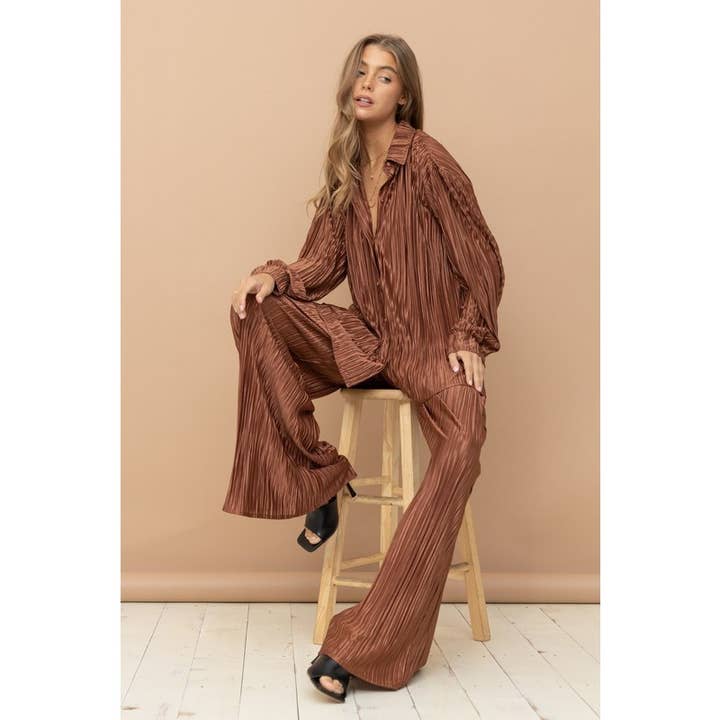 Ensemble de mini-chemisier plissé en accordéon et pantalon pour la vente par BNS