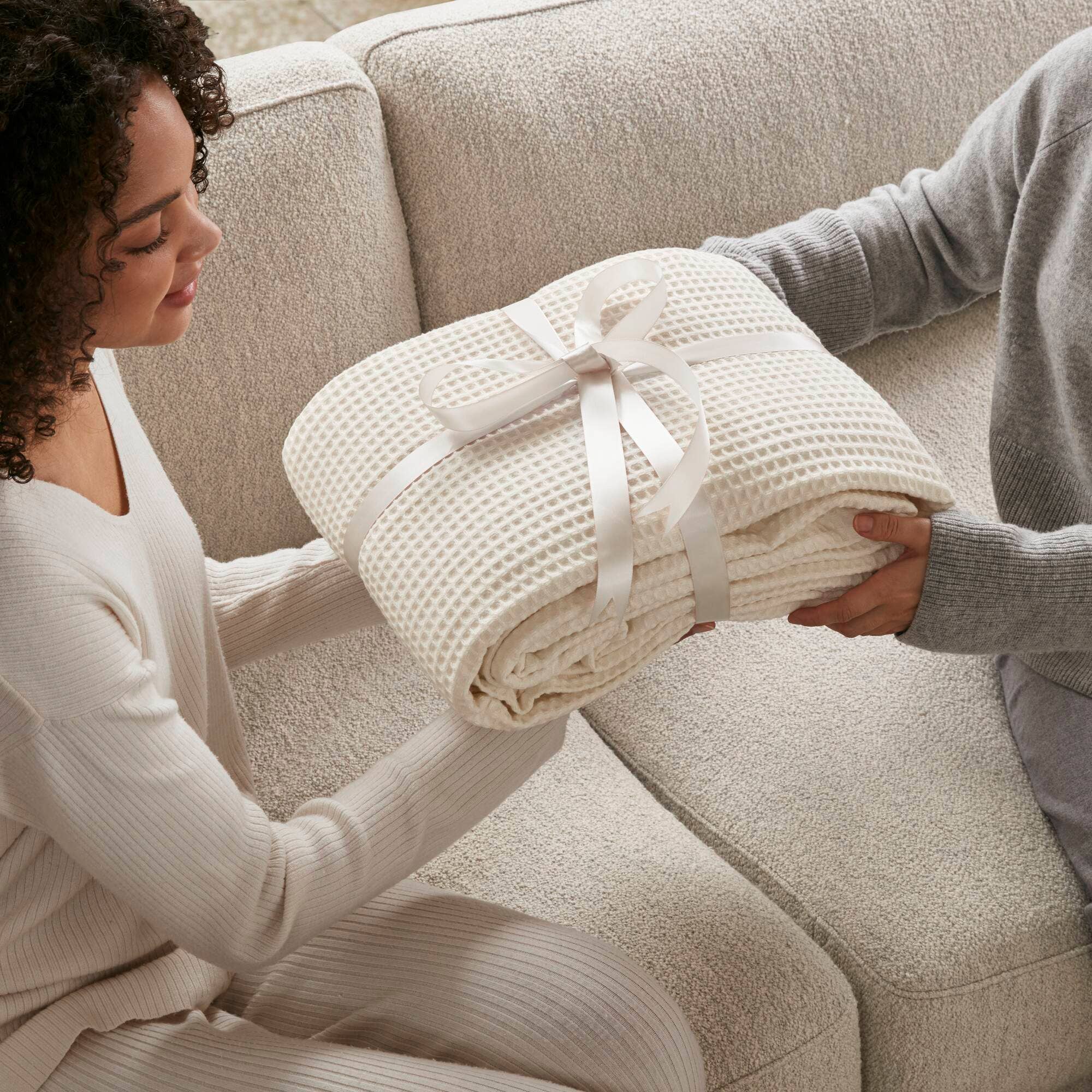 Olliix - Vente Couvre-lit - Couverture de lit en coton gaufré, ivoire13