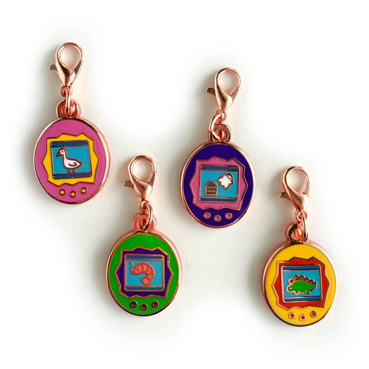 Ensemble complet de 4 charmes pour animaux de compagnie virtuels pour la vente par Kitty With A Cupcake