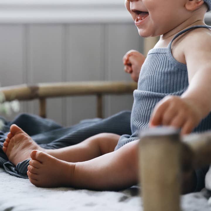 Tutina The Tank - Ardesia per la vendita all'ingrosso da parte di Lovely Littles