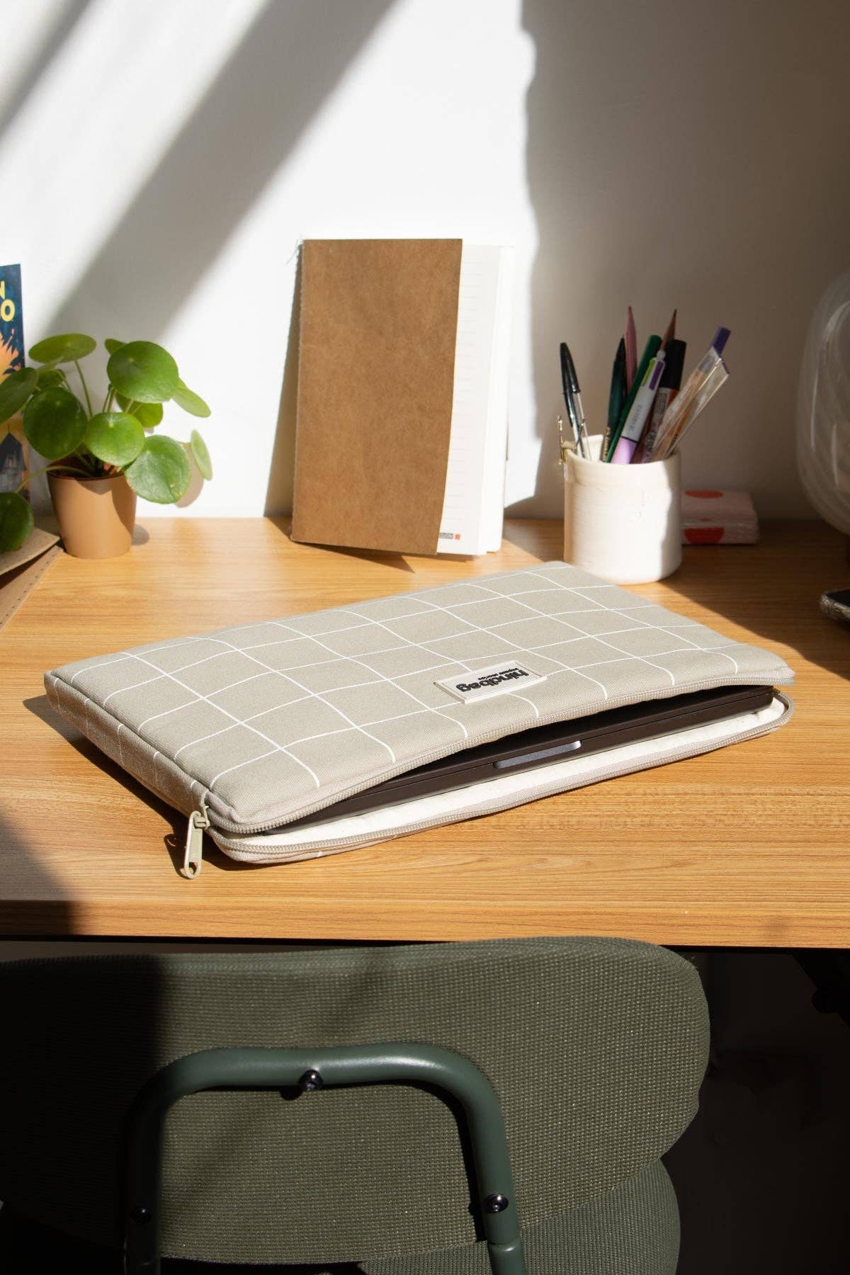 Hindbag - Wholesale Laptop/Tablet Case - Women's - Ava Checkered Laptop Sleeve in Clay Green/White1