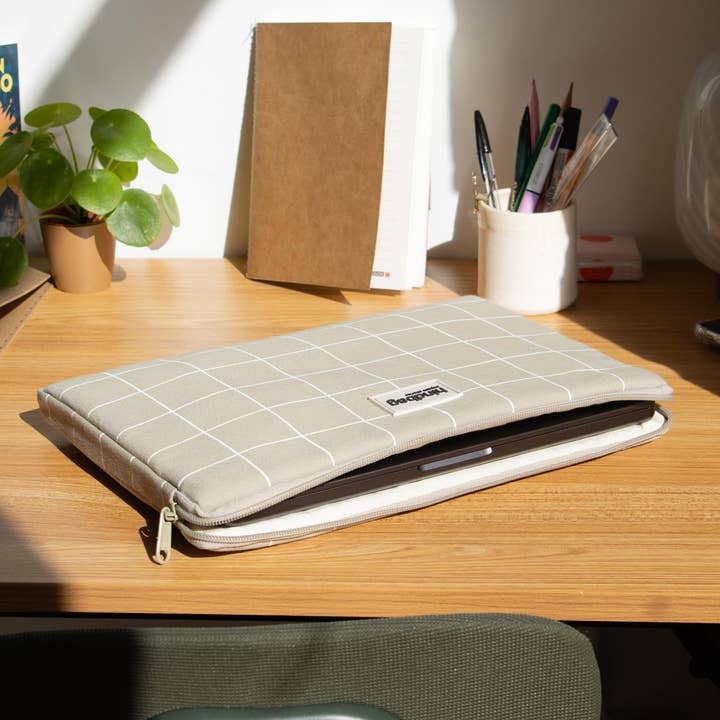 Hindbag - Wholesale Laptop/Tablet Case - Women's - Ava Checkered Laptop Sleeve in Clay Green/White1