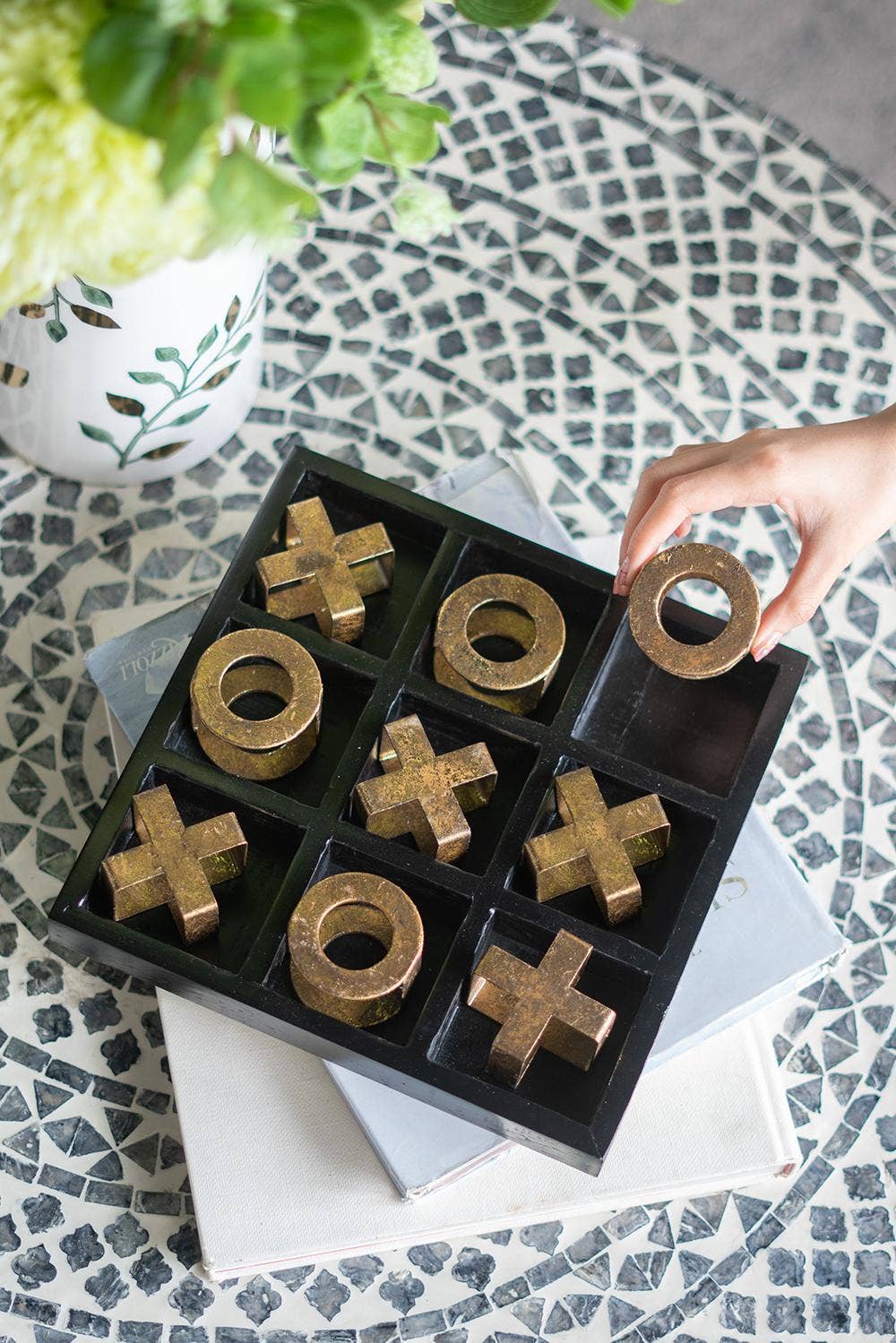 A&B Home Group Inc. - Vendita all'ingrosso Decorazioni da tavolo - Set da gioco Tris in legno nero 10x10x1" con pezzi in ferro dorato.1