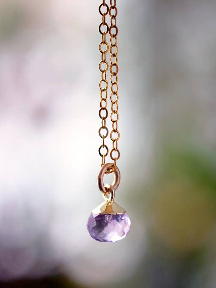 Minimalistische Amethyst-Tropfenhalskette mit 14-karätiger Goldfüllung für den Großhandel von GEMNIA