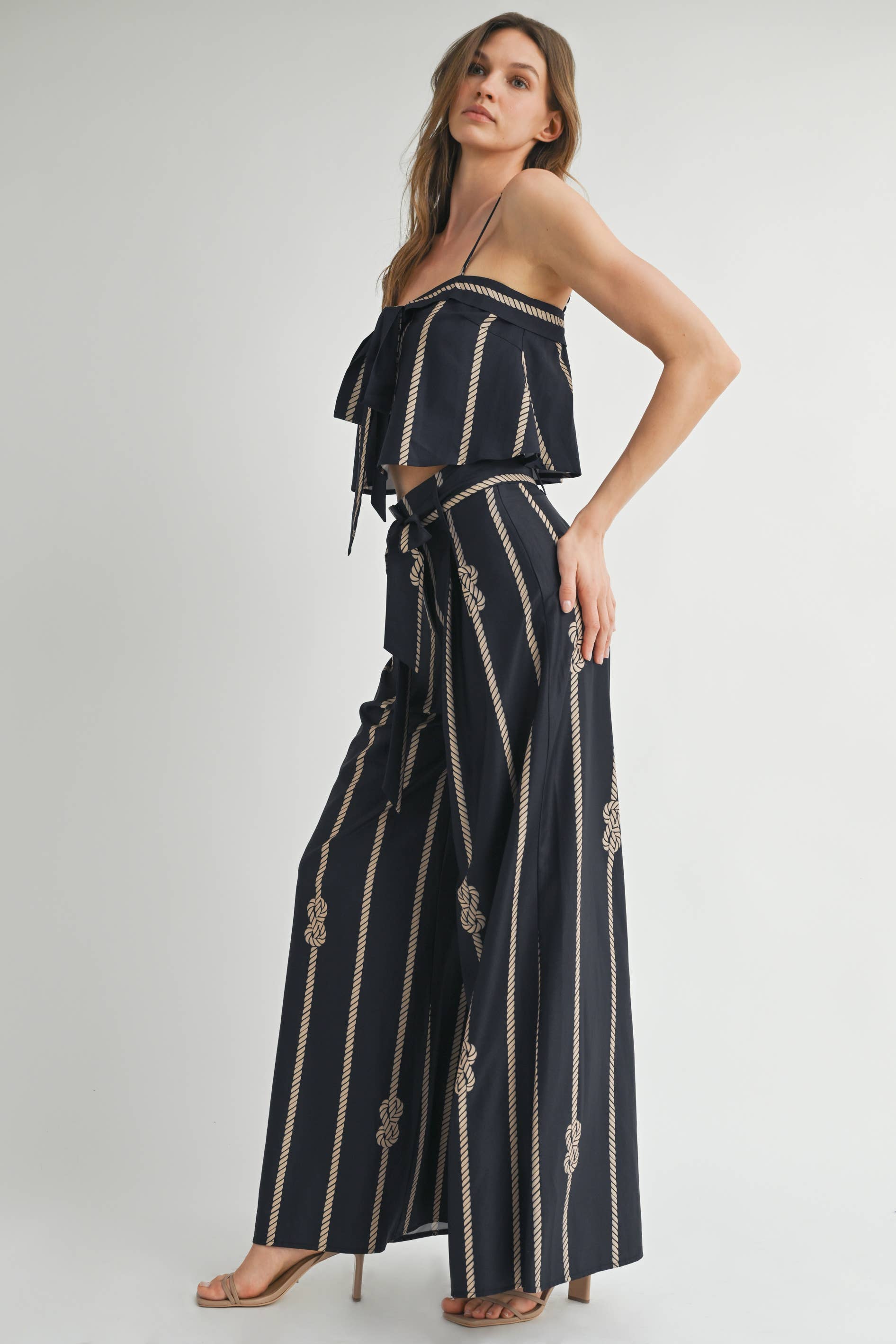 Preto Top Fluido com Detalhe de Laço em Corda Dourada para venda a revendedores na Faire19