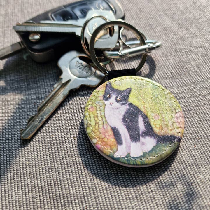By Jo Crafts – wholesale Keychain – Unisex – 103-KR - Black & White Cat Faux Leather Keyring 1