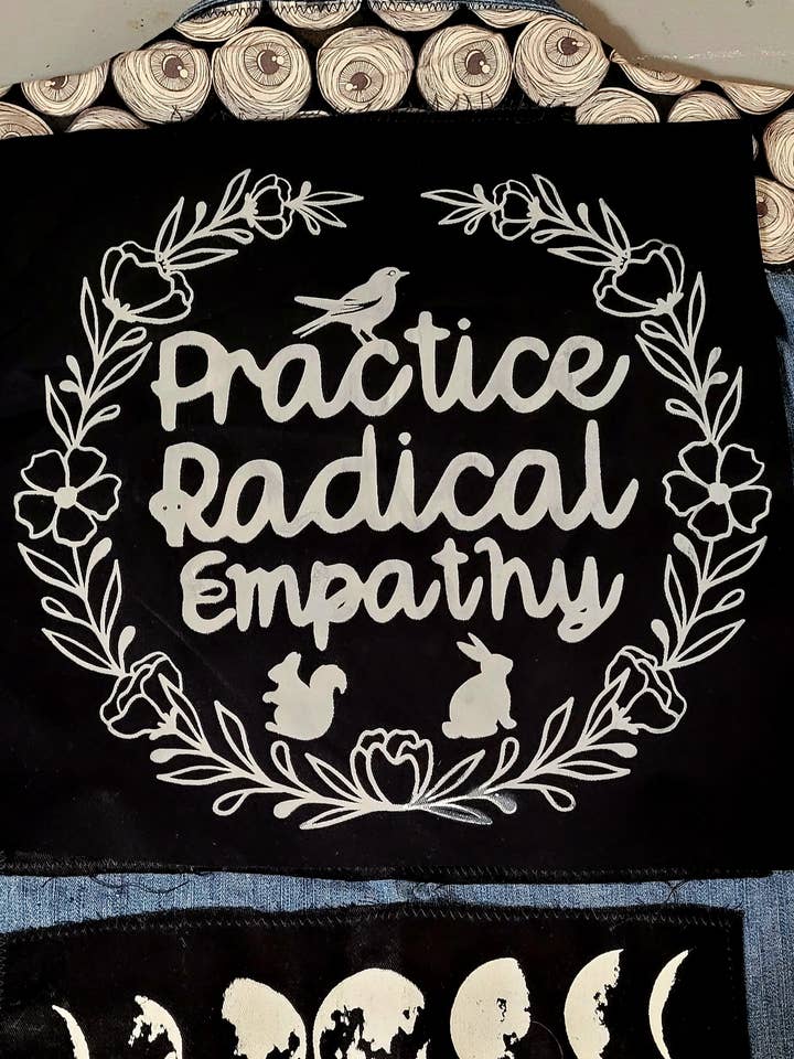Pratiquez l'empathie radicale écusson à coudre pour la vente par Femmearchist