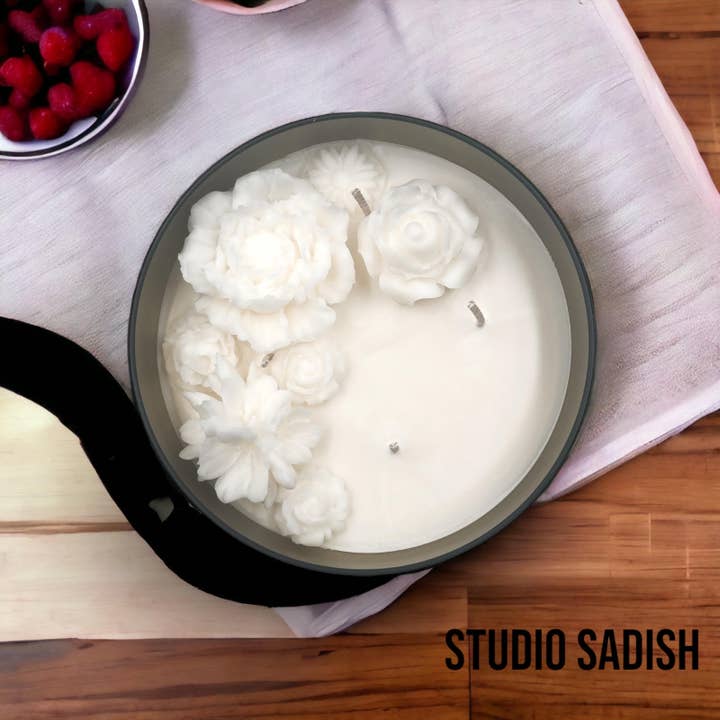 Bougie décorative à la cire de soja non parfumée faite main, grande pour la vente par Studio Sadish