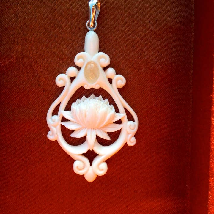 Liquid Fire Mantra - Vendita all'ingrosso Ciondolo/pendente - Ciondolo Lotus - Osso - Gancio in ottone3