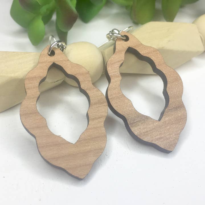 Marokkaanse uitgesneden Dangle houten oorbellen voor wholesale door Anna Bannister with ReNue